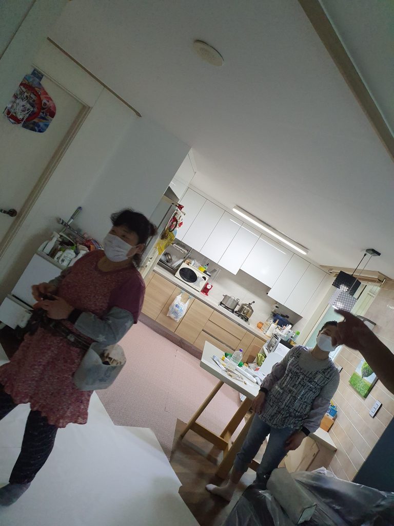 동대문구 답십리 아파트 화장실 천장 누수 탐지 및 배관 수리 현장 아랫집 도배 작업 사진