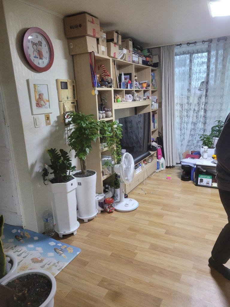 동대문구 답십리 아파트 화장실 천장 누수 탐지 및 배관 수리 현장 도배가 마쳐진 사진