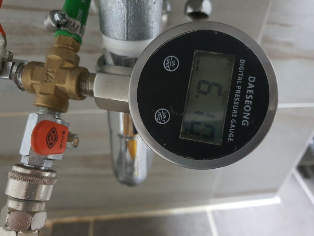 천안 누수탐지 불당동 아파트 아랫집으로 물이 새고 있어요 압력 테스트 진행