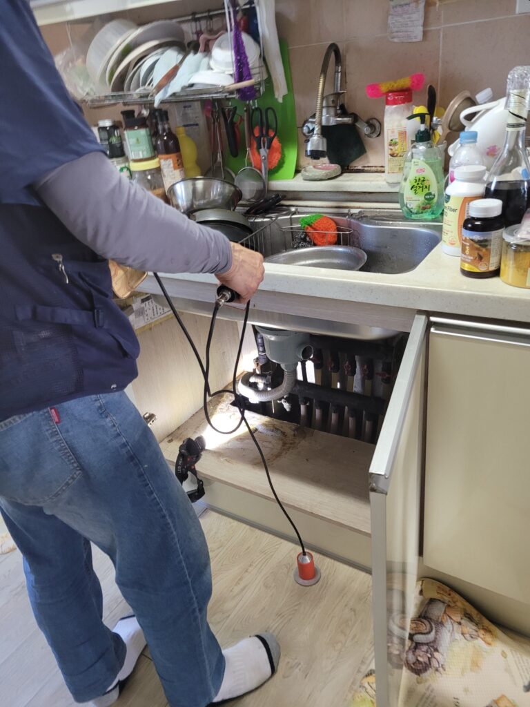 안산 누수탐지 업체 누수케어 파트너스 아랫집에 물이 새고 있어 청음식 탐지기로 누수탐지를 진행하는 사진