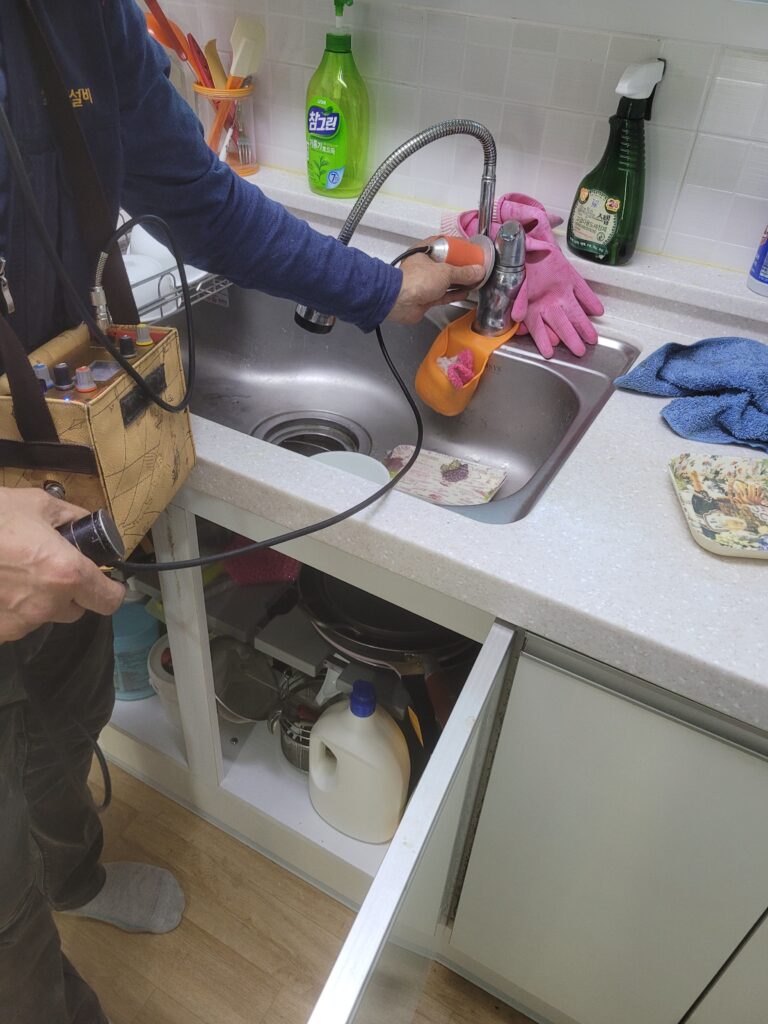 군포 산본 아파트 누수탐지 현장에서 청음식 누수탐지를 진행하는 사진입니다