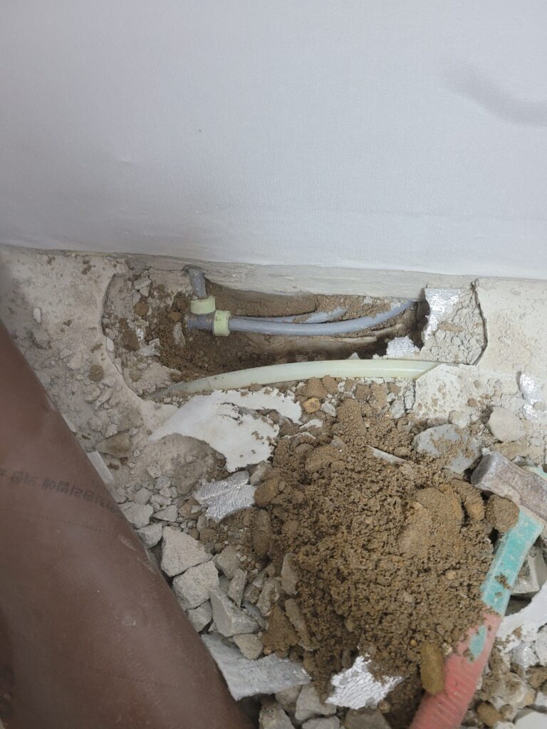 안산 누수탐지 업체 누수케어 파트너스 아랫집에 물이 새고 있어 누수 되고 있는 배관을 수리하고 있는 사진