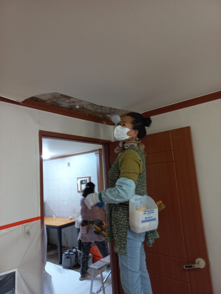 노원구 누수탐지 상계동 아파트 누수 아랫집 복구 작업을 진행하고 있는 사진